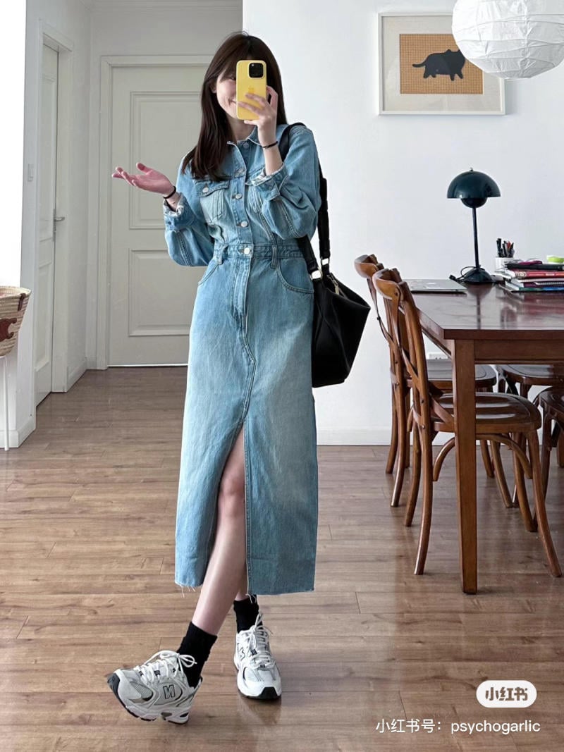 Váy denim đi giày thể thao Váy denim đi giày thể thao