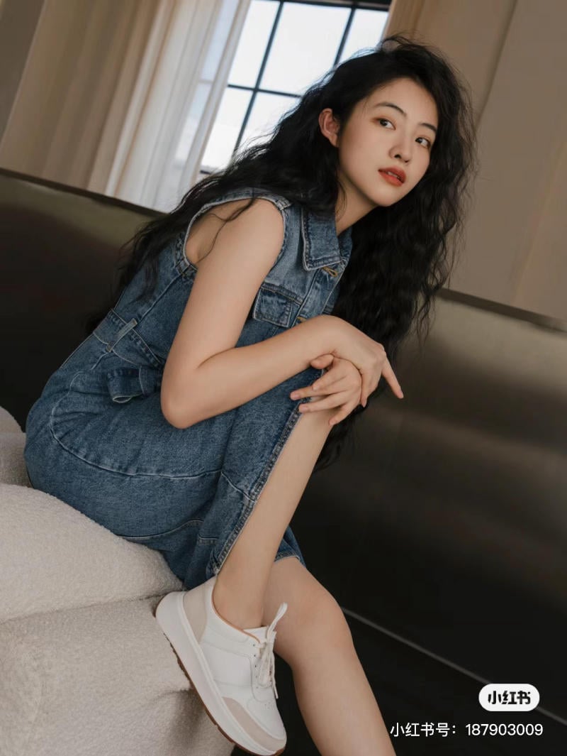 Váy denim đi giày thể thao Váy denim đi giày thể thao