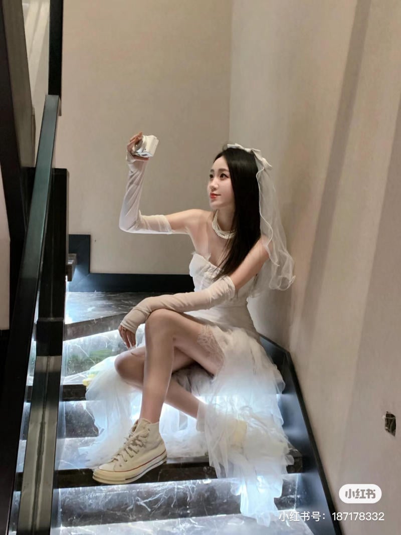 Váy công chúa đi giày thể thao Váy công chúa đi giày thể thao