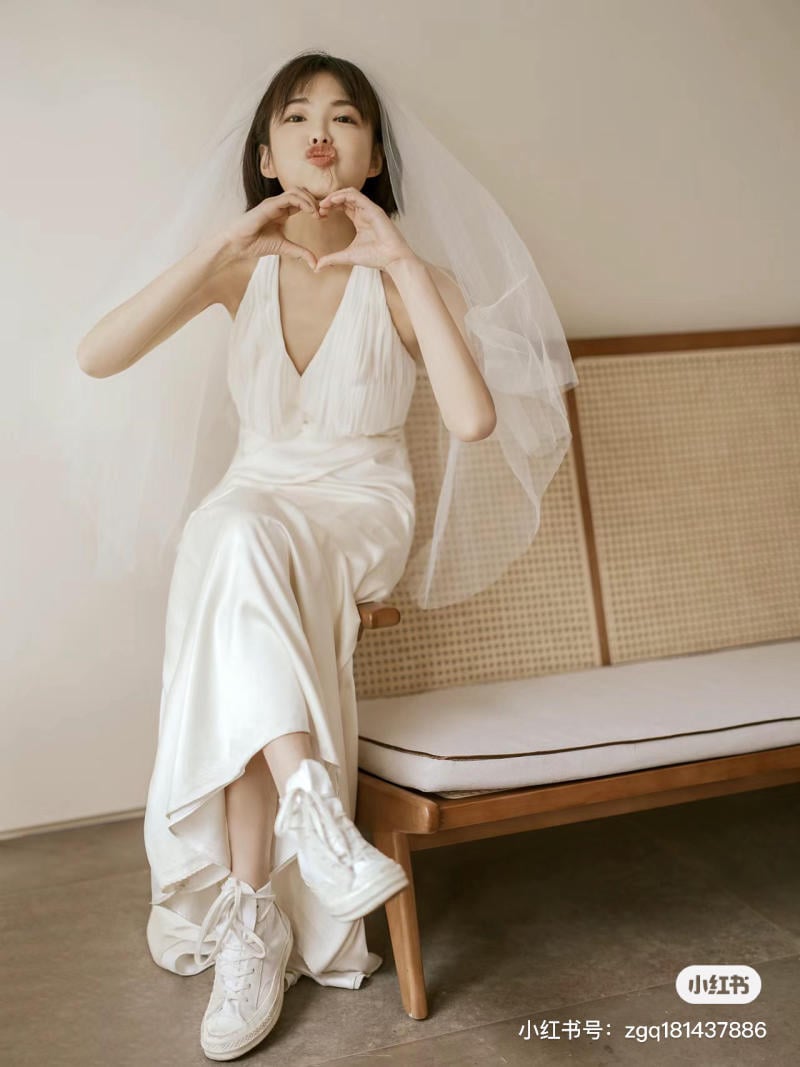 Váy dự tiệc đi giày thể thao Váy dự tiệc đi giày thể thao