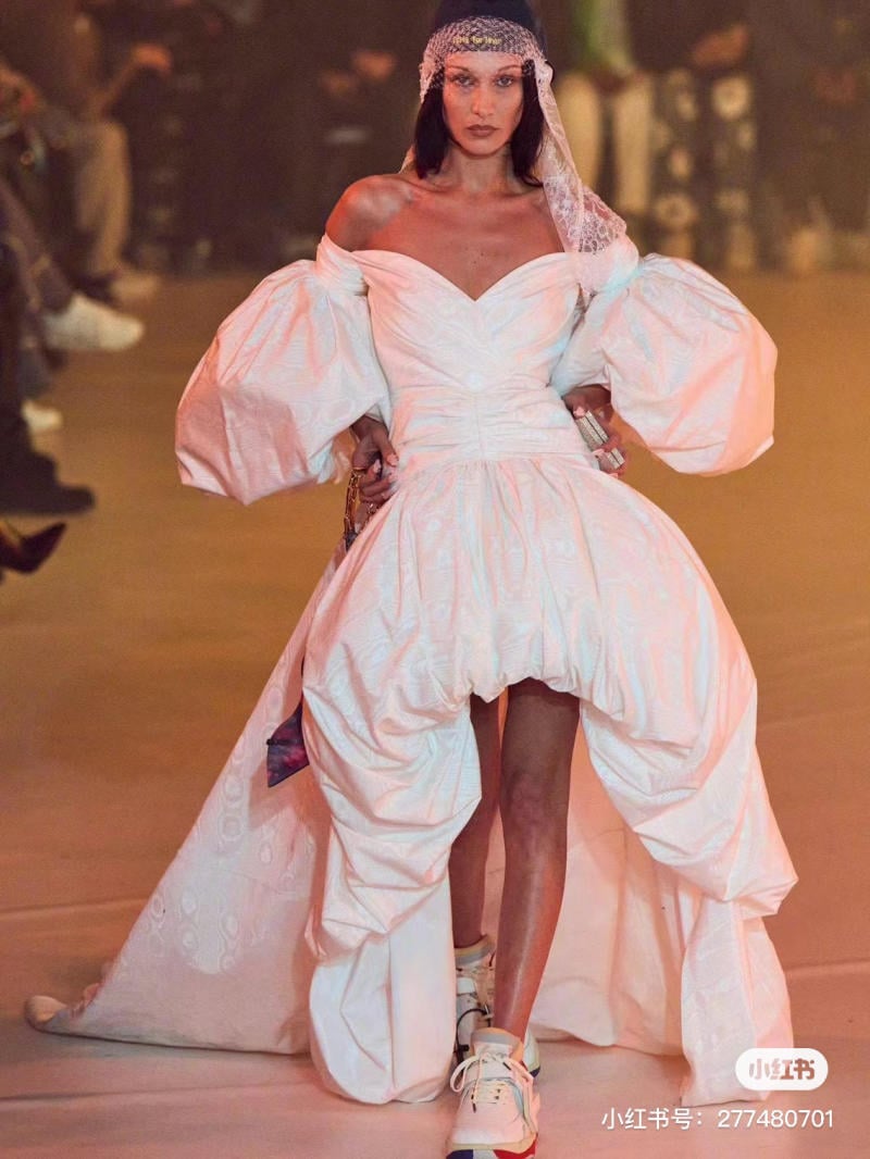 Váy dự tiệc đi giày thể thao Váy dự tiệc đi giày thể thao