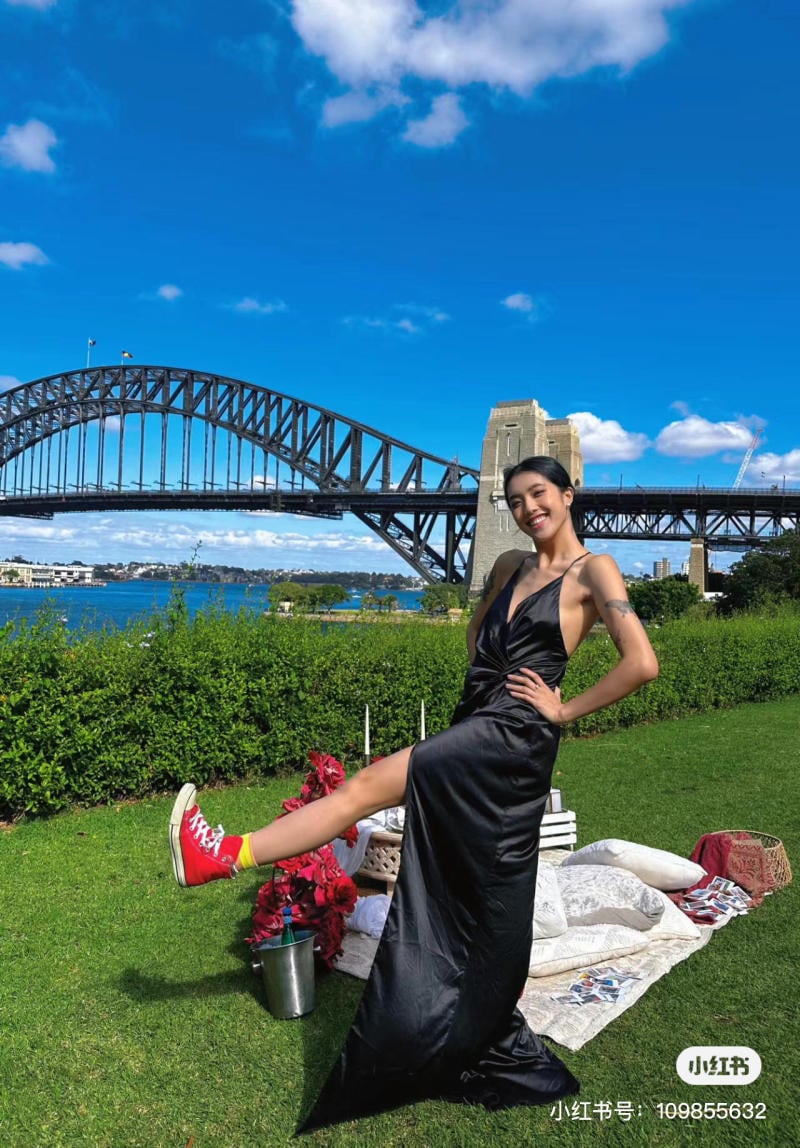 Váy dự tiệc đi giày thể thao Váy dự tiệc đi giày thể thao