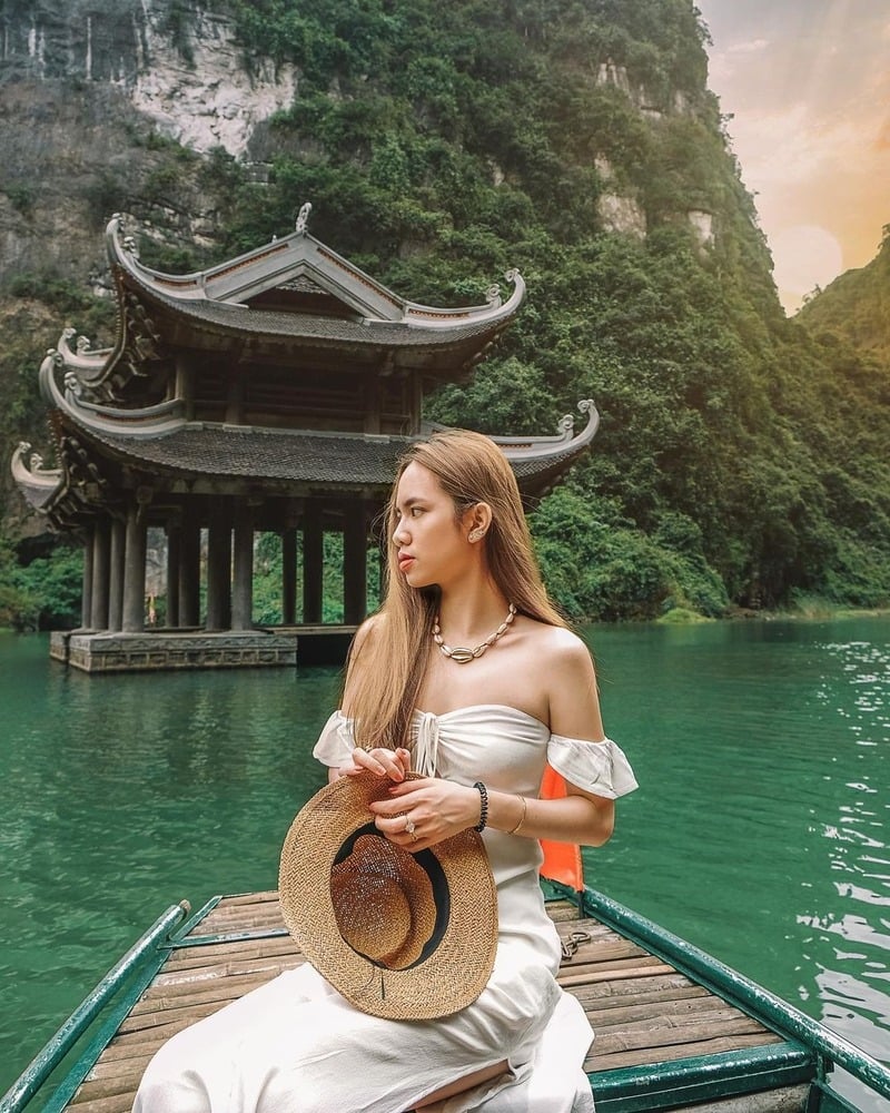 Chụp nửa người vén tóc sau tai