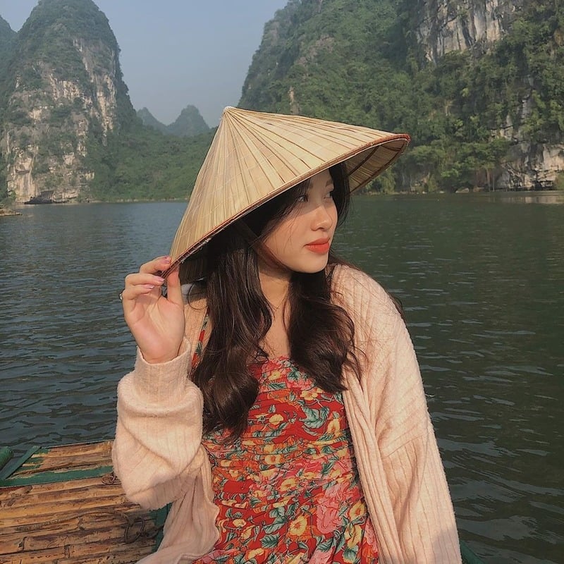 Tạo dáng với nón lá