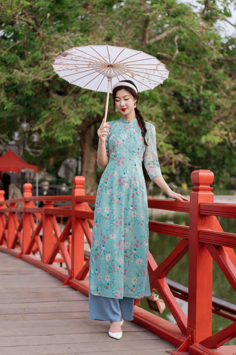 h-de-tay-khi-mac-ao-dai-cardina-6-jpg_50d4b19a46414dbd8babe3bbbbaaa1b2 Các Tông Màu Xanh Ngọc Bích Phổ Biến