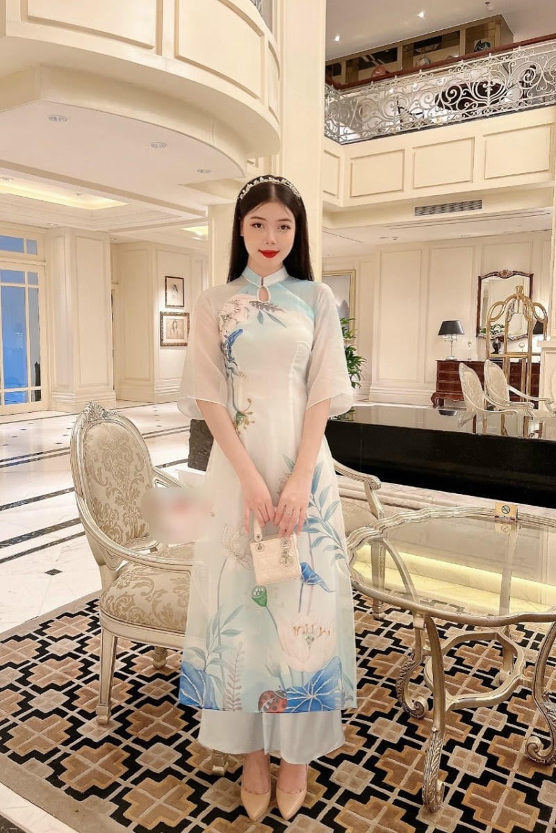 áo dài xanh dương nhạt họa tiết hoa sen Áo dài màu xanh dương nhạt với họa tiết hoa sen