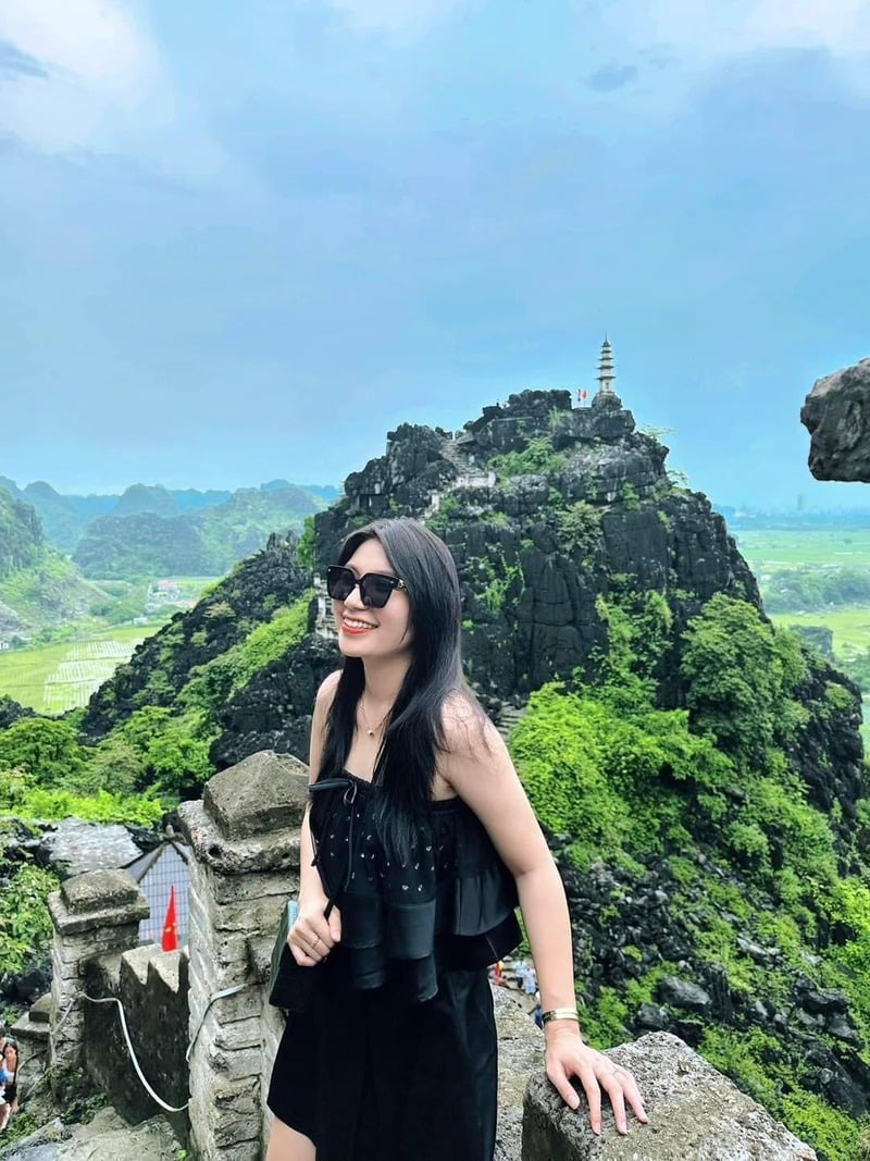 Cười tươi cầm quạt giấy