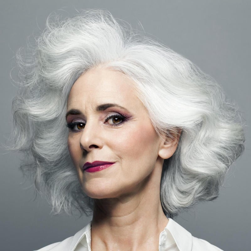 Kiểu tóc ngắn uốn xoăn nhẹ cho phụ nữ 70 tuổi