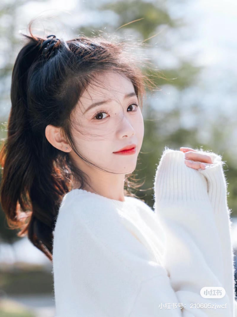 kieu-toc-mai-bay-buoc-cao__26__f539602f8dc446c596ff2745e9b1f785 Tóc mái bay buộc cao