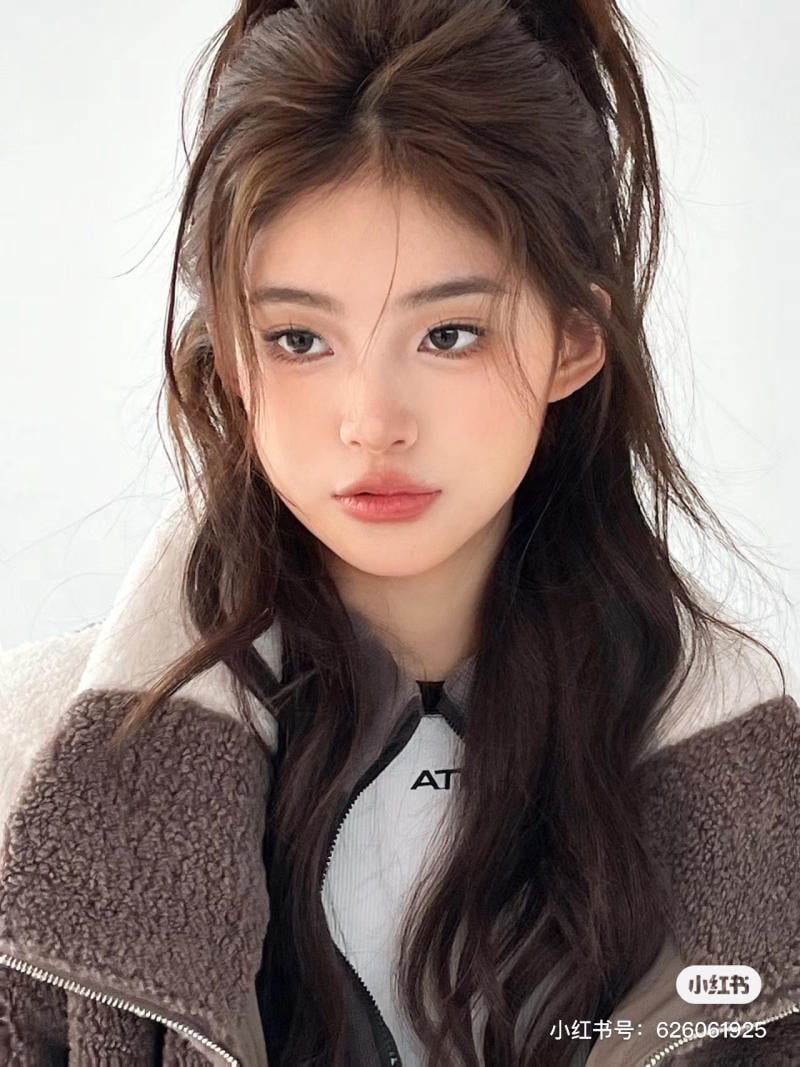 kieu-toc-mai-bay-buoc-cao__35__7a4f2e21d61c4f41a742823b615a1021 Tóc mái bay buộc cao