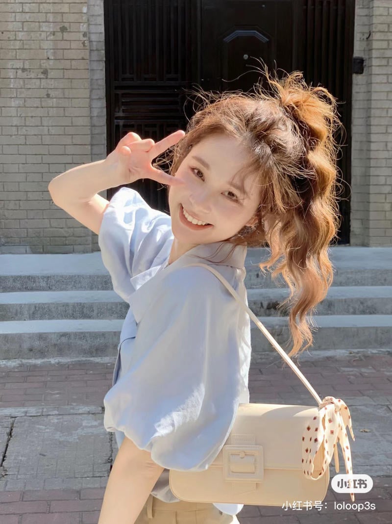 kieu-toc-mai-bay-buoc-cao__38__fc69b953c8544a92811a24c673babb55 Tóc mái bay buộc cao