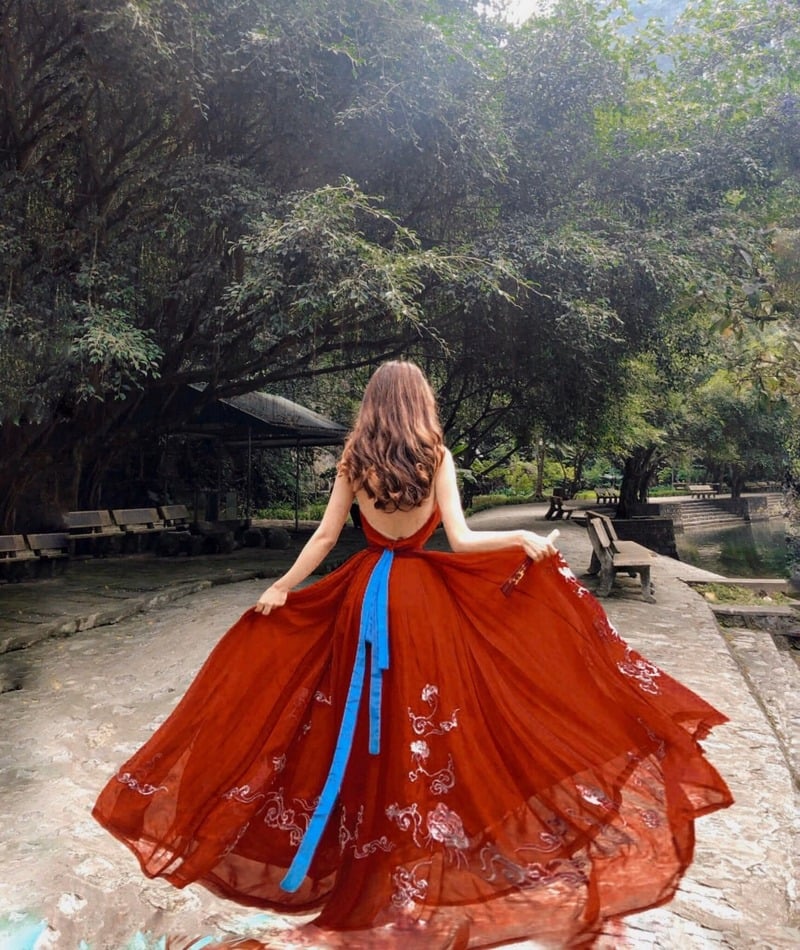 Đầm xòe đỏ dáng dài