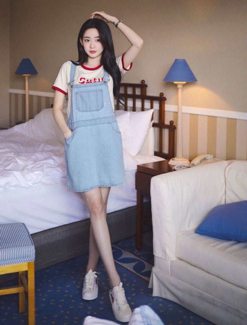 Váy yếm đi giày thể thao Váy yếm đi giày thể thao