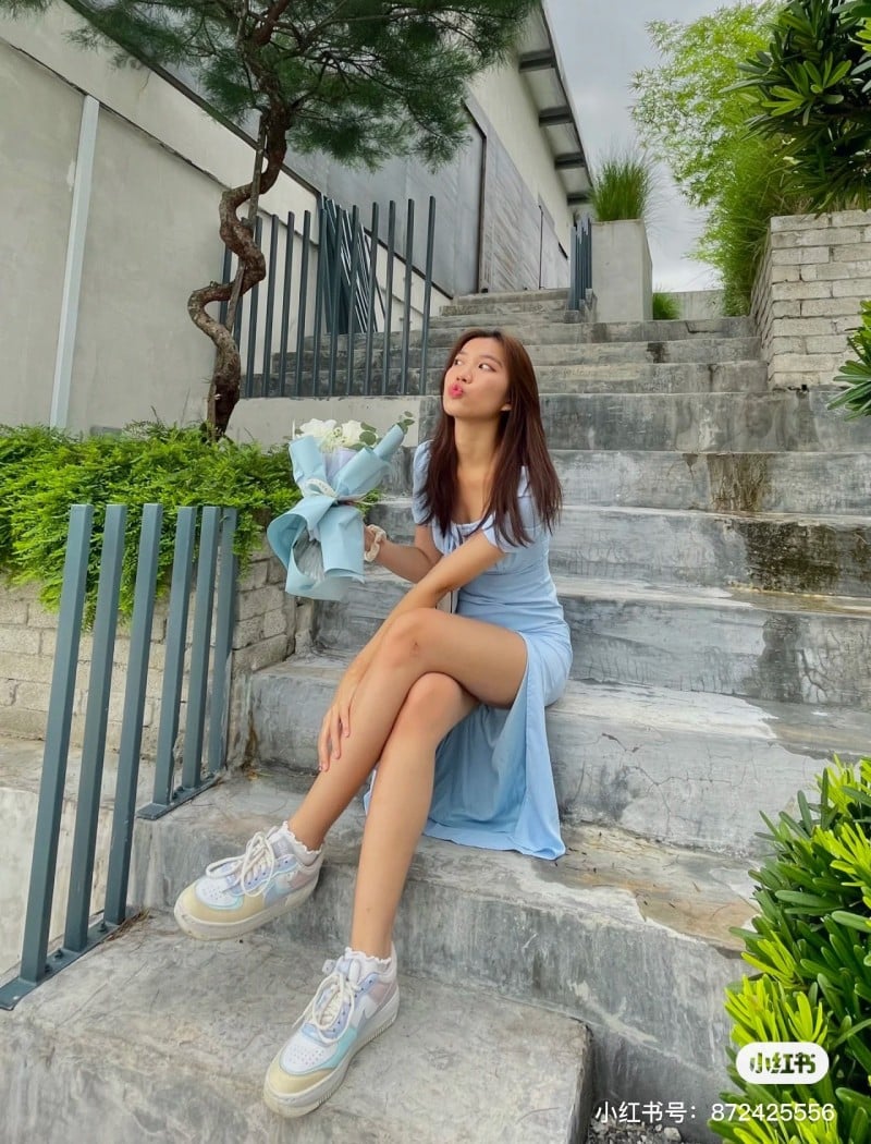 Váy maxi đi giày thể thao Váy maxi đi giày thể thao