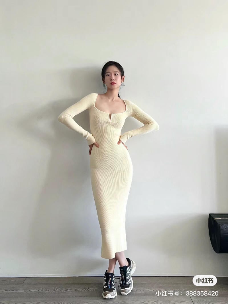 Váy body đi giày thể thao Váy body đi giày thể thao