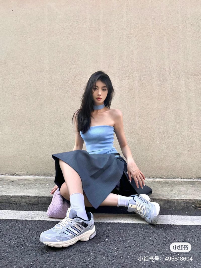 Chân váy dài đi giày thể thao Chân váy dài đi giày thể thao