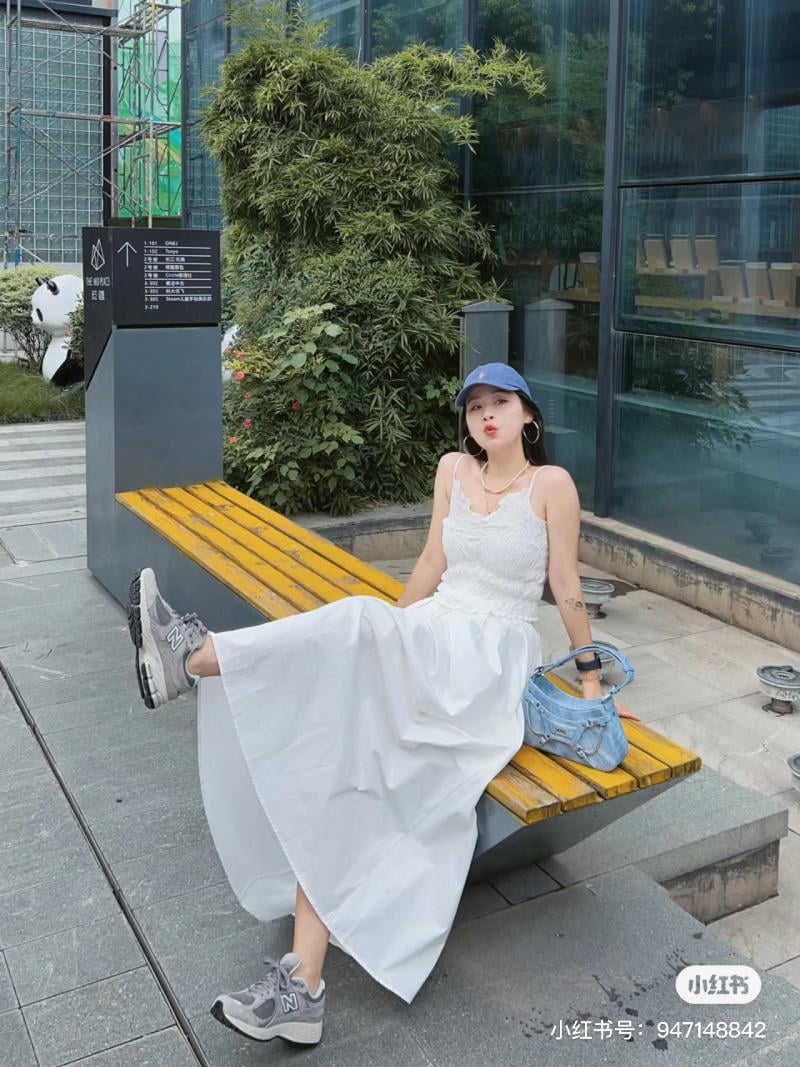 Váy hai dây đi giày thể thao Váy hai dây đi giày thể thao