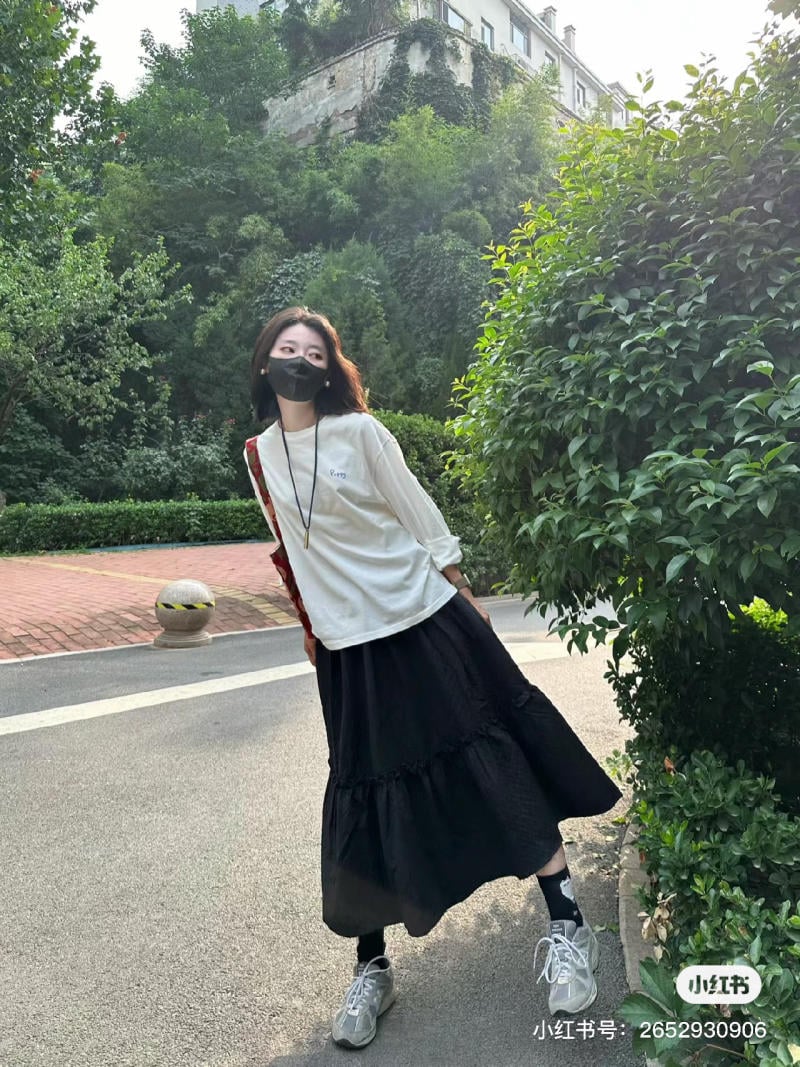 Chân váy dài đi giày thể thao Chân váy dài đi giày thể thao