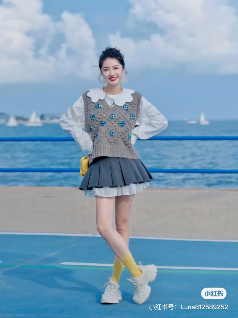 Chân váy ngắn đi giày thể thao Chân váy ngắn đi giày thể thao