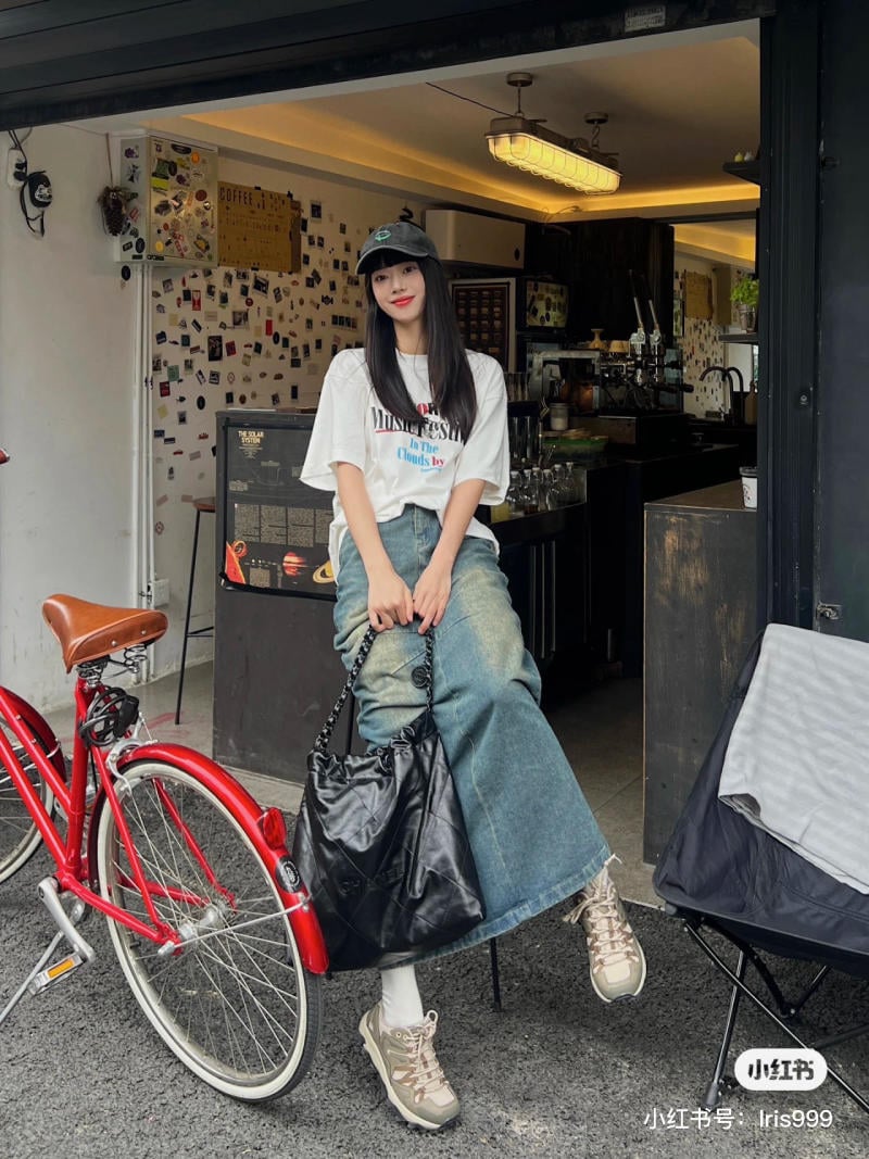 Chân váy dài đi giày thể thao Chân váy dài đi giày thể thao