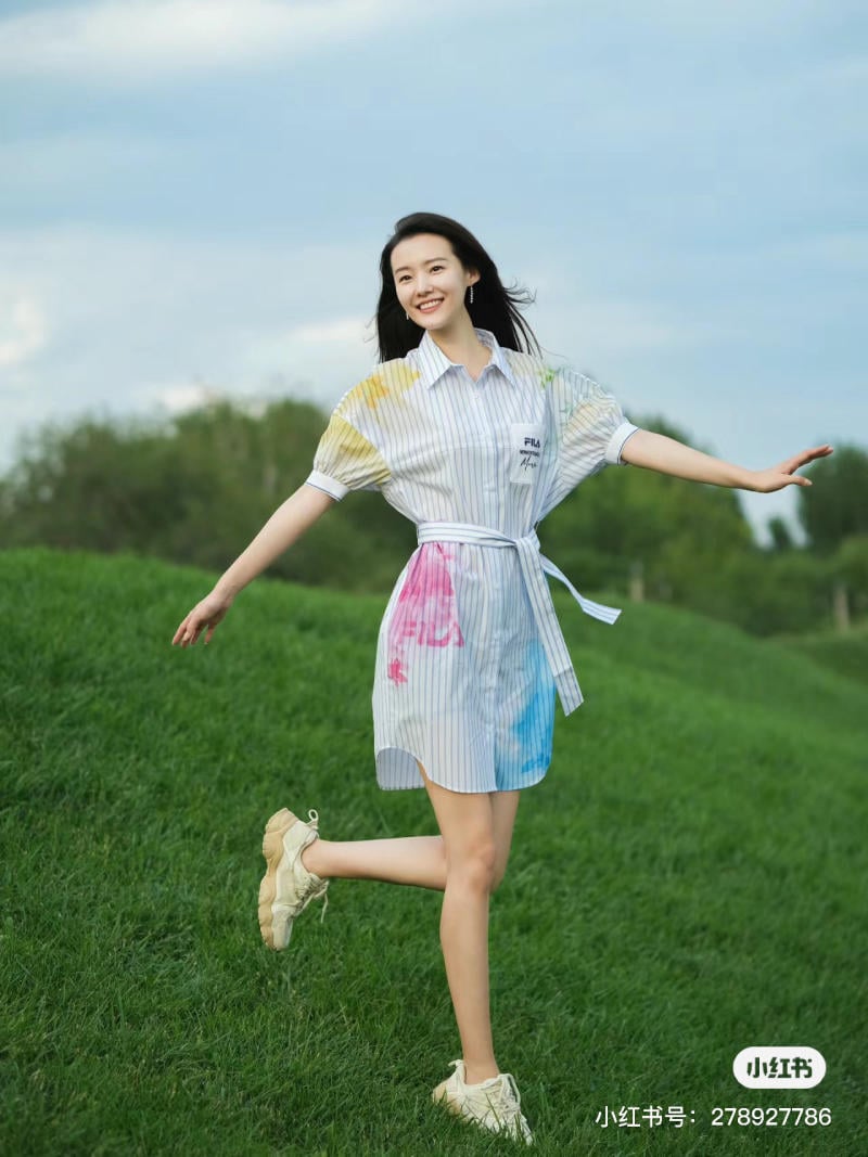 Váy sơ mi đi giày thể thao Váy sơ mi đi giày thể thao