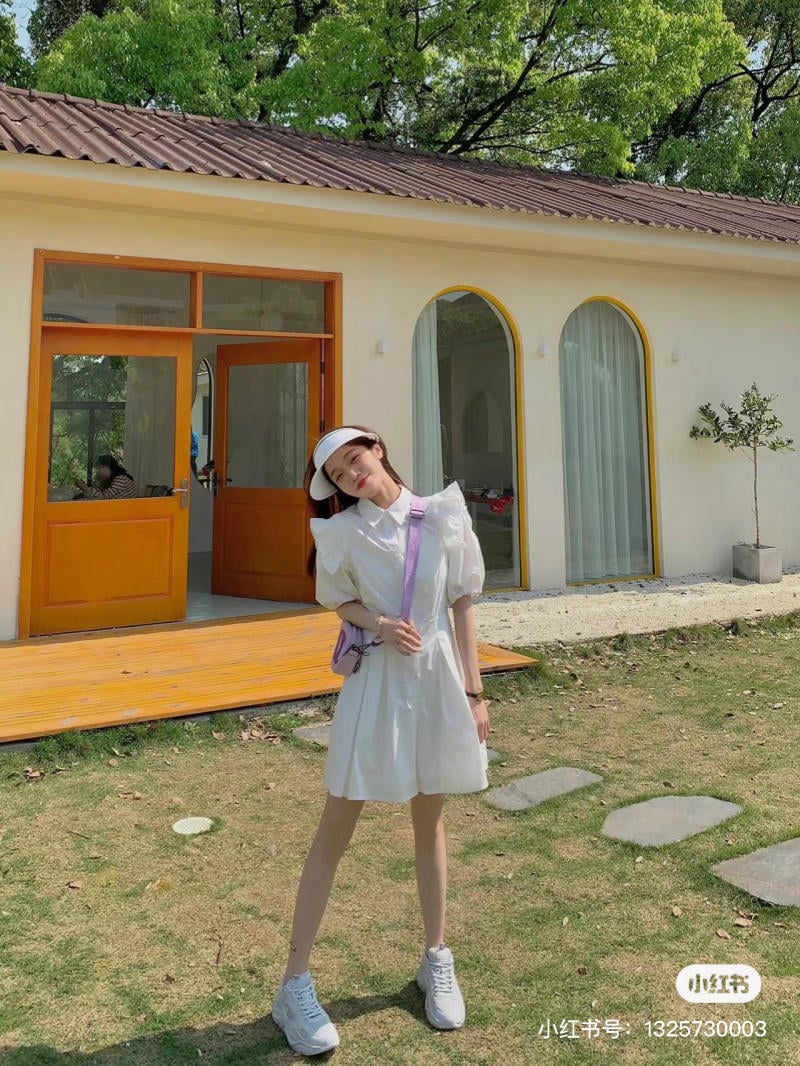 Váy ngắn đi giày thể thao Váy ngắn đi giày thể thao