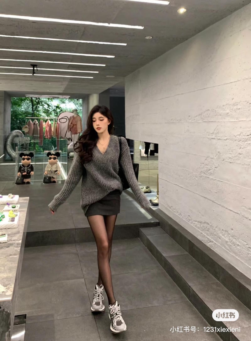 Chân váy ngắn đi giày thể thao Chân váy ngắn đi giày thể thao