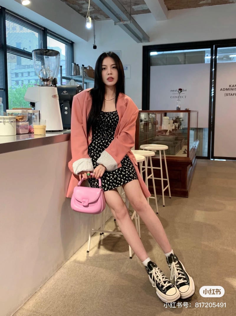 Váy ngắn đi giày thể thao Váy ngắn đi giày thể thao