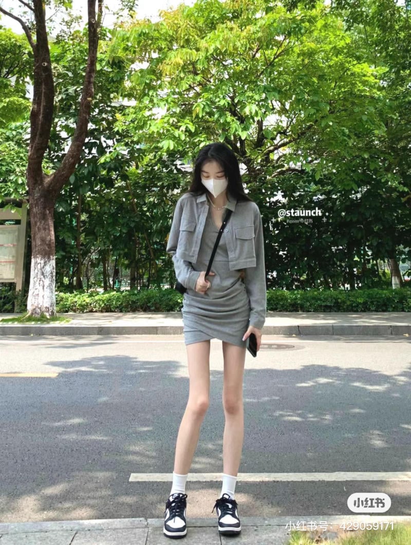 Váy ngắn đi giày thể thao Váy ngắn đi giày thể thao