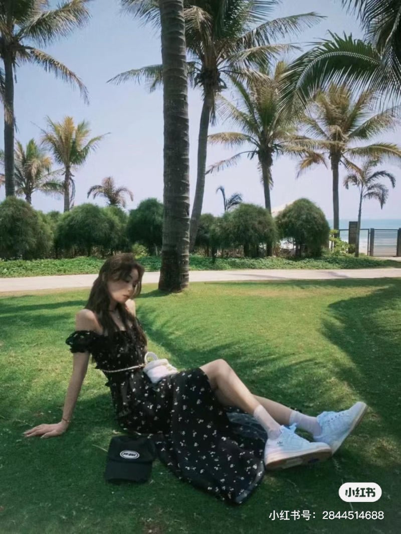 Váy xẻ tà đi giày thể thao Váy xẻ tà đi giày thể thao