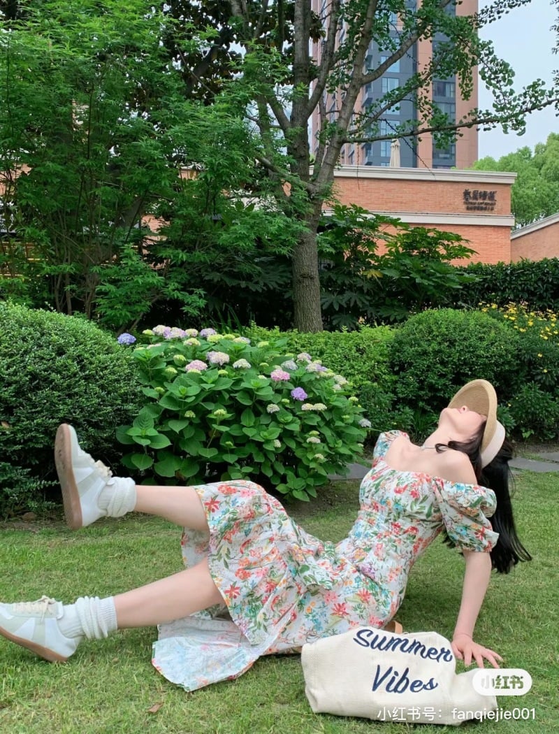 Váy hoa đi giày thể thao Váy hoa đi giày thể thao