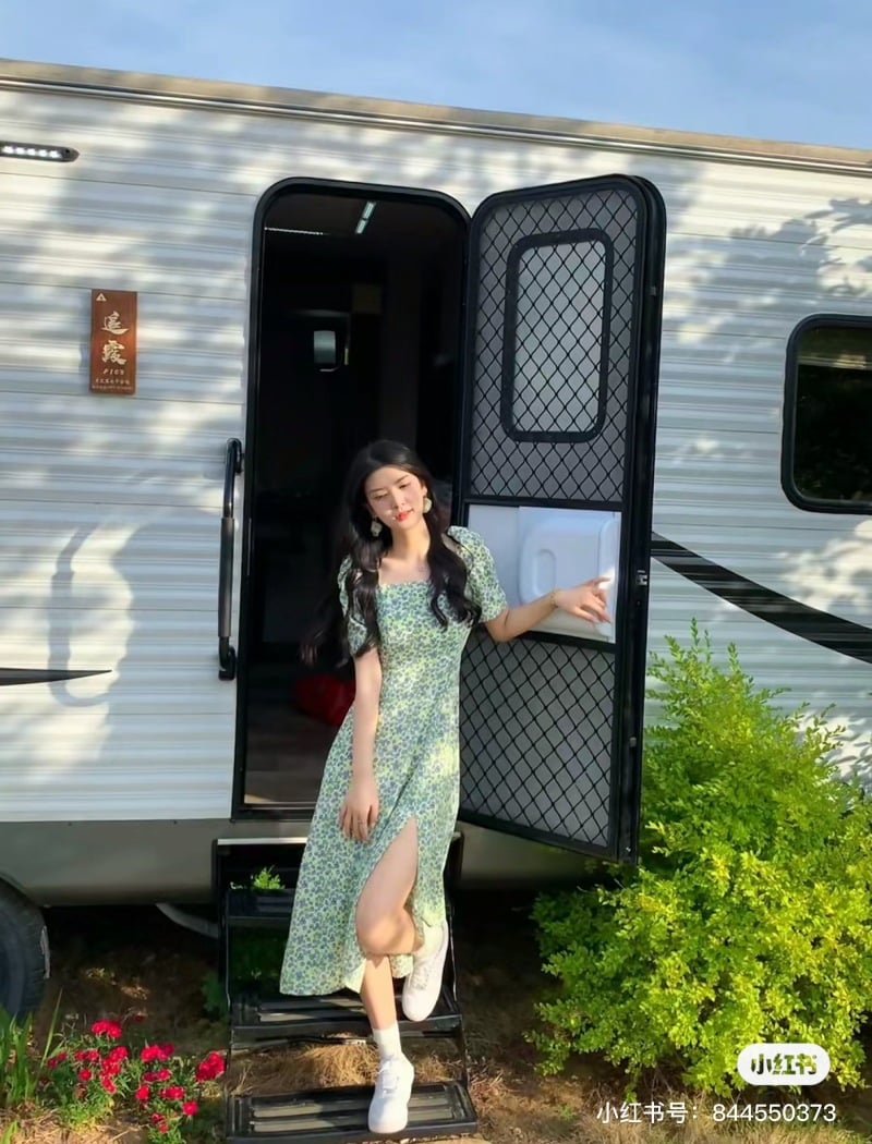 Váy hoa đi giày thể thao Váy hoa đi giày thể thao