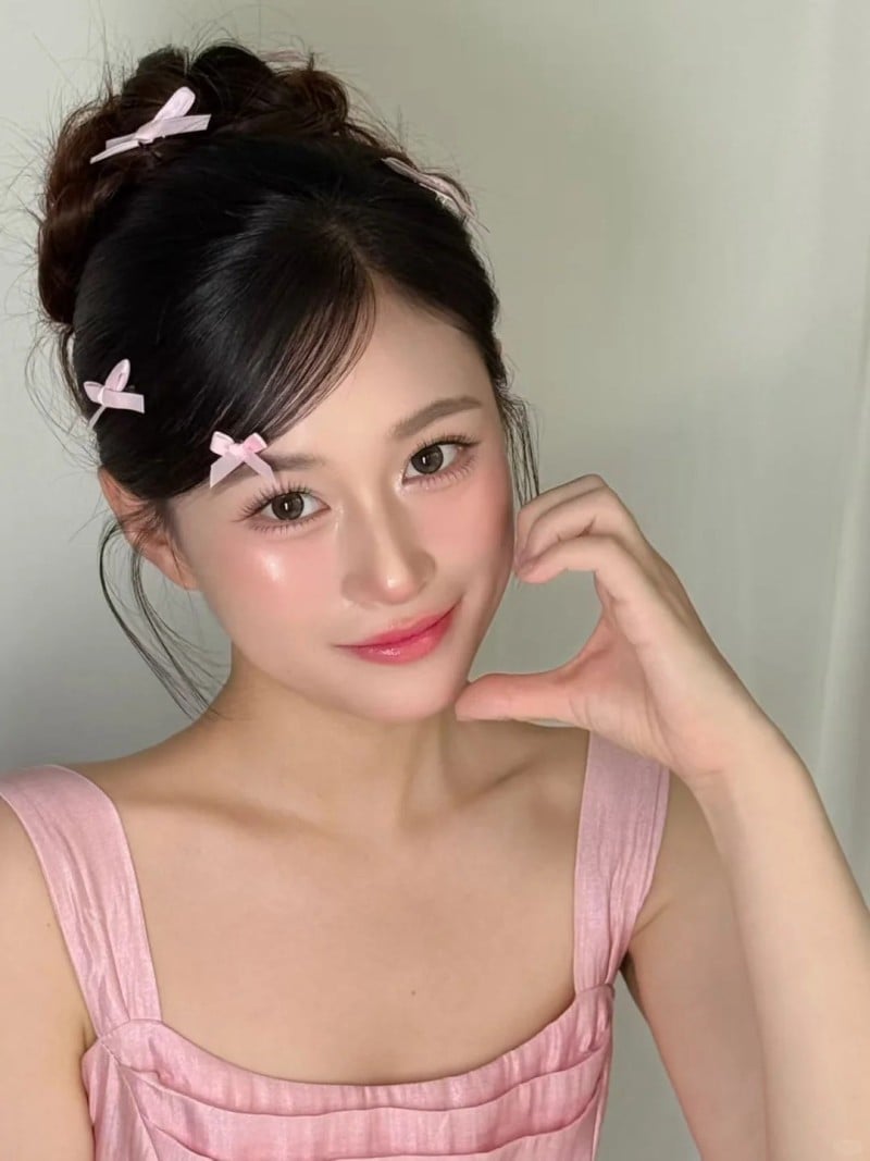 mat-tron-de-toc-gi-cardina-2-jpg_0b0bb1ab87c04a42a7a07d4ffcdedbb4 mặt tròn để tóc gì