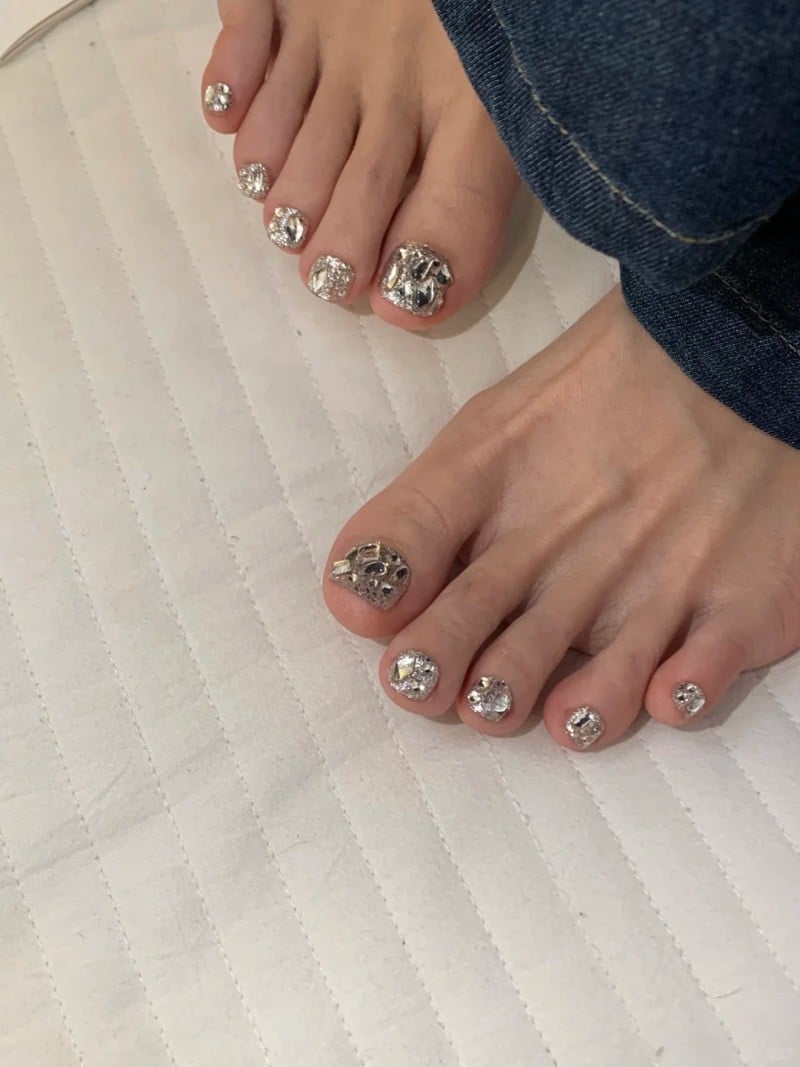 mẫu móng chân đẹp đính đá