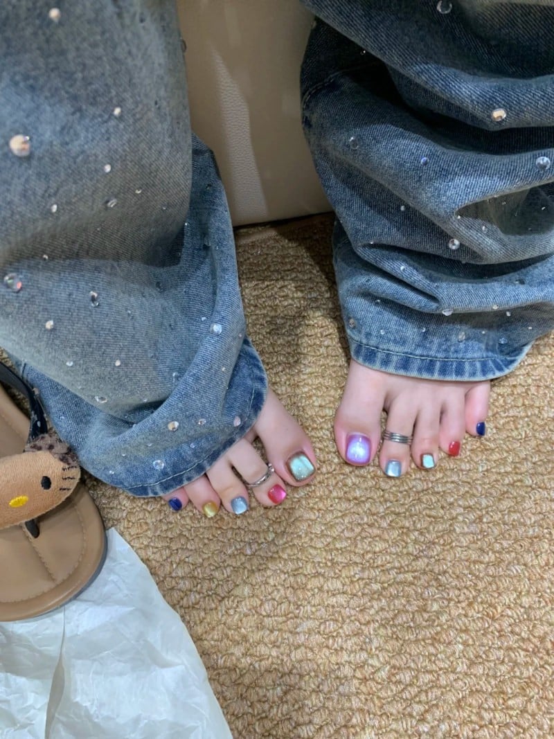 mẫu móng chân đẹp hiệu ứng Aura