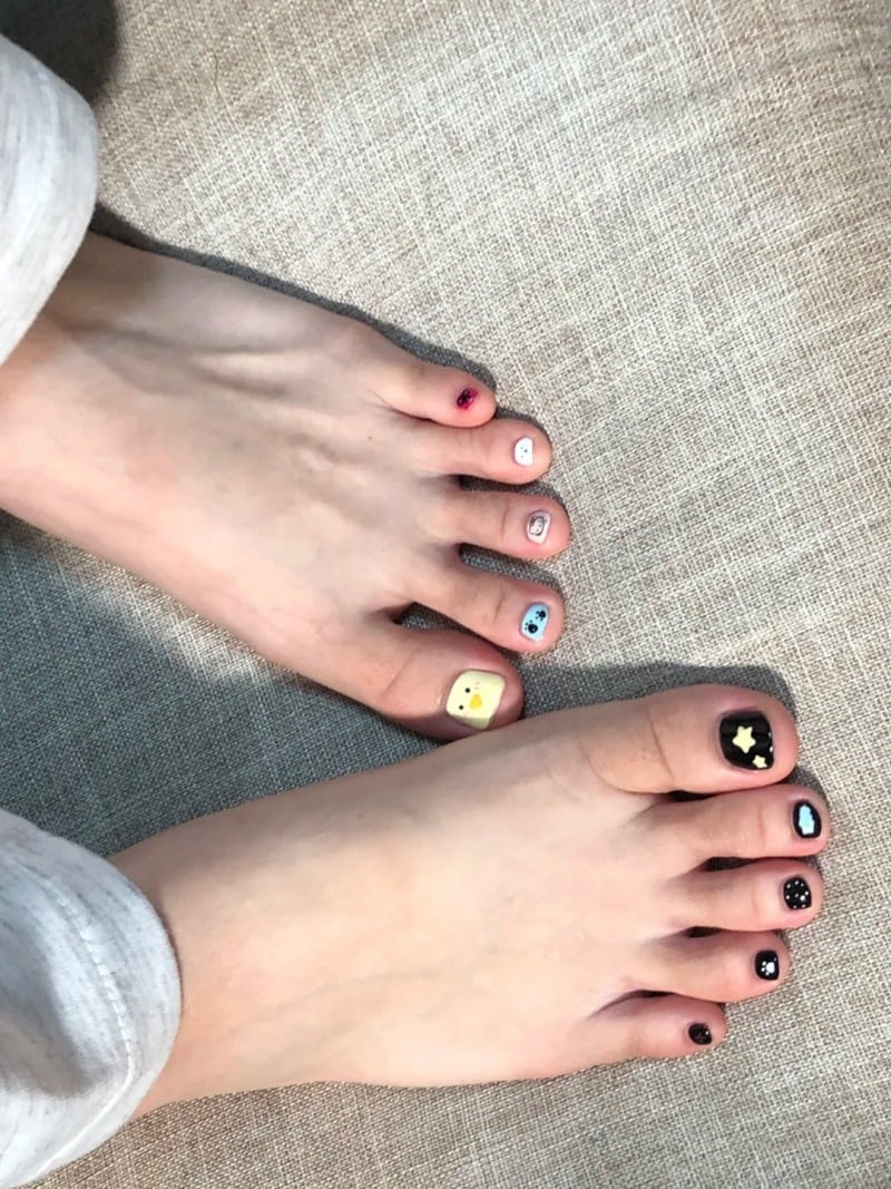 mẫu móng chân đẹp mỗi ngón một kiểu