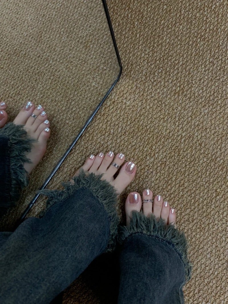 mẫu móng chân đẹp hiệu ứng chrome bạc