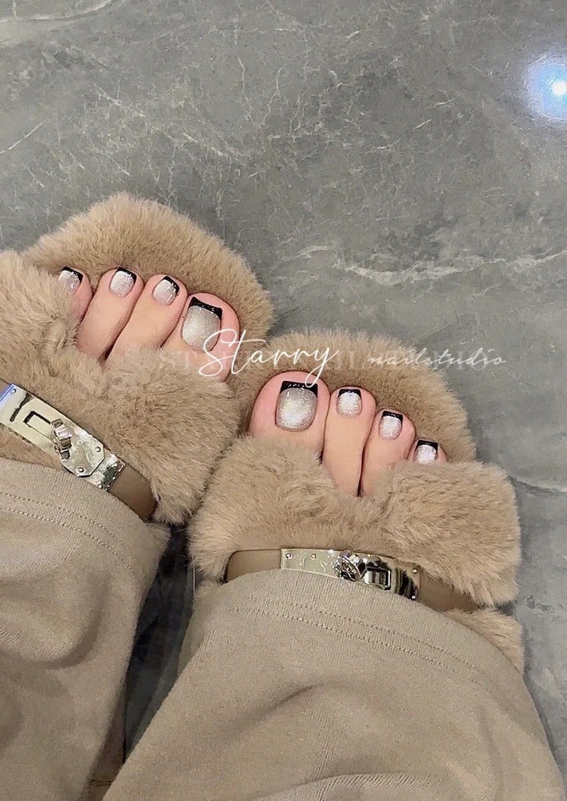 mẫu móng chân đẹp kiểu French xéo