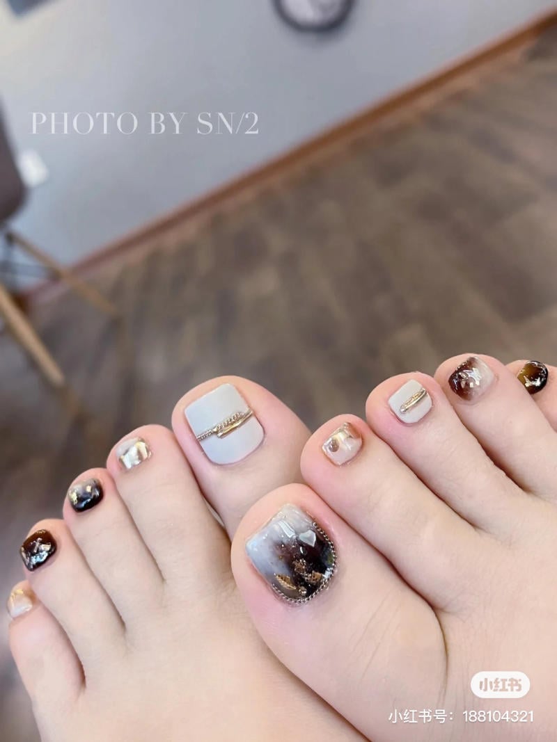 Mẫu móng chân đẹp cho da ngăm họa tiết đơn giản