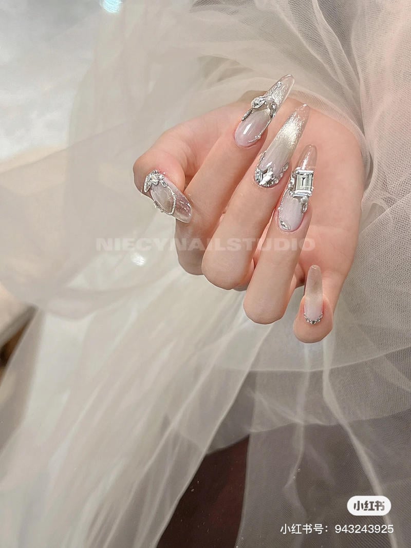 mau-nail-mat-meo-dep-2023__25__0a9002180c1c4d039e152cb731e576d8 Mẫu nail mắt mèo kim cương đính đá