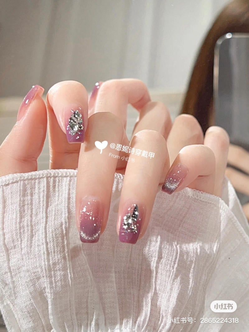mau-nail-mat-meo-dep-2023__26__2796ff519fb846b8a214ab709a2b0eb1 Mẫu nail mắt mèo kim cương đính đá