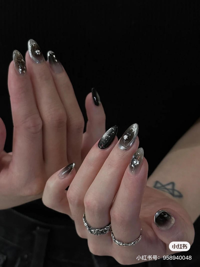 mau-nail-mat-meo-dep-2023__2__bcdb30dcef1b4b9186f51bc8cd8f53a2 Mẫu nail mắt mèo kim cương đen