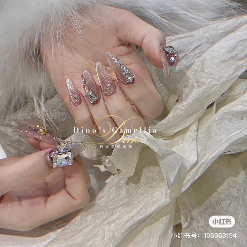 mau-nail-mat-meo-dep-2023__34__6134608dae894069834f76827c28501c Mẫu nail mắt mèo kim cương đính đá