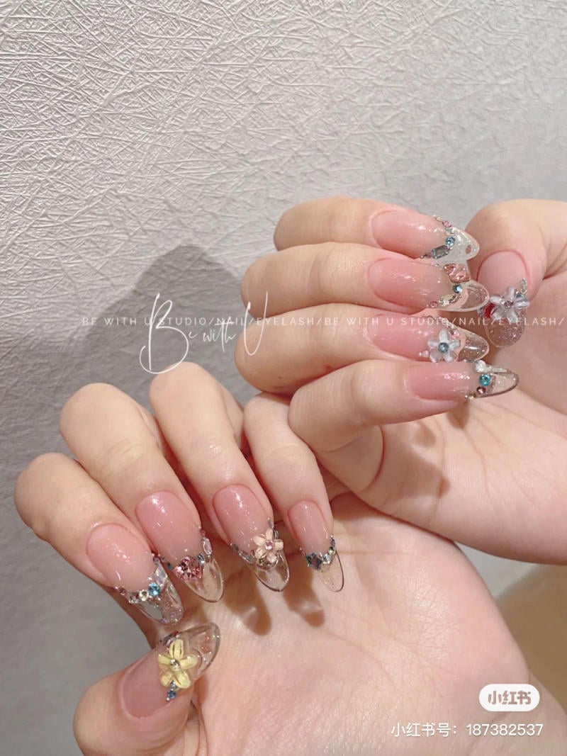 mau-nail-nhe-nhang-cardina__57__f635d5eee8cd4084bb34965ef7587ef4 Mẫu nail đính đá nhẹ nhàng