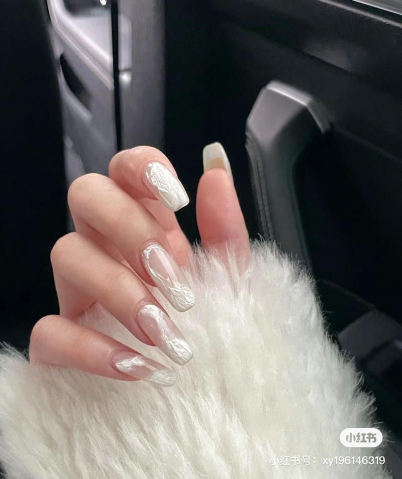 những mẫu nail màu trắng sữa