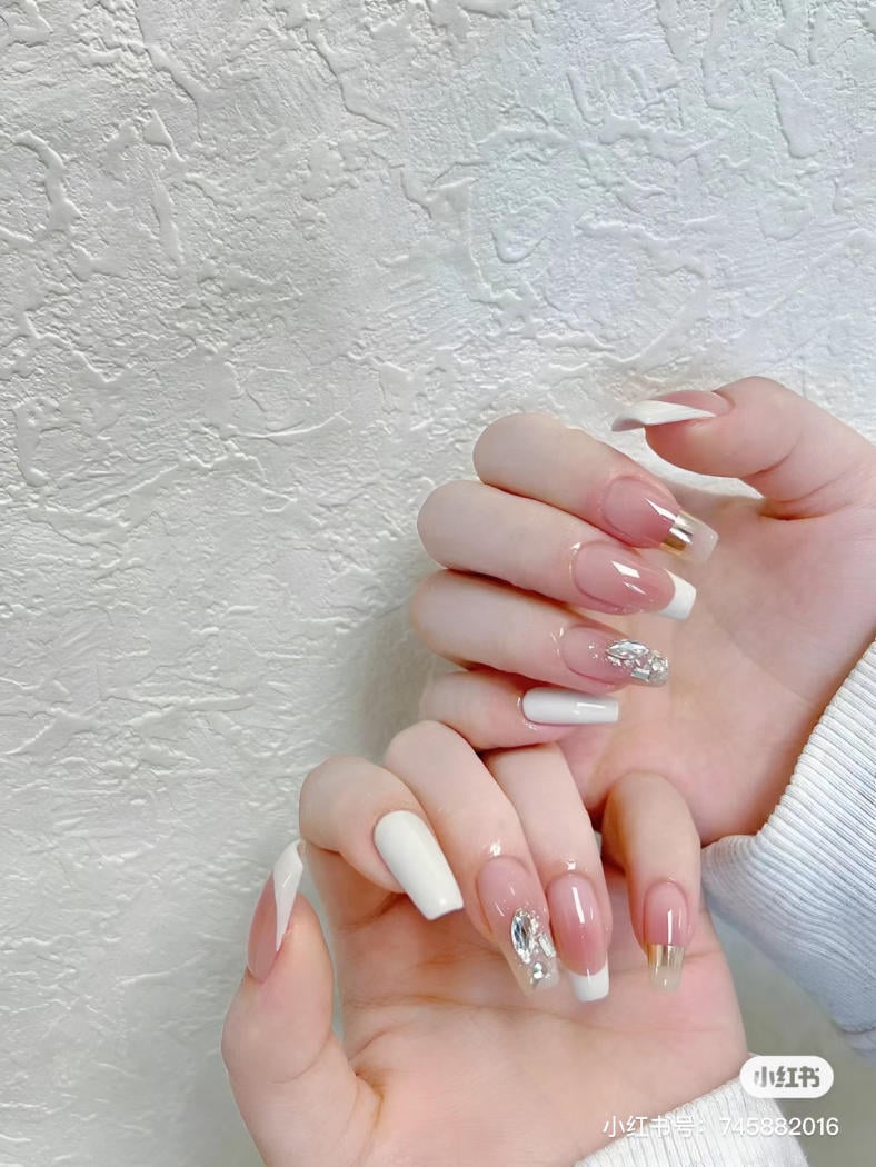 mẫu nail màu trắng đính đá