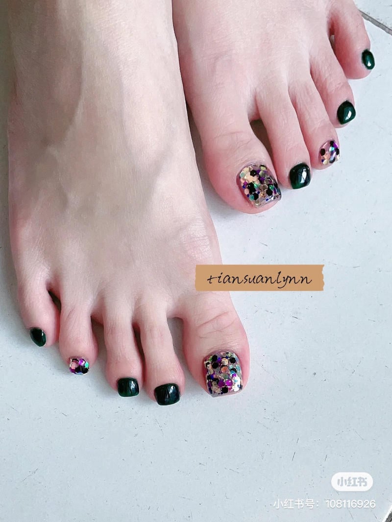 Mẫu móng chân đẹp cho da trắng màu xanh lam