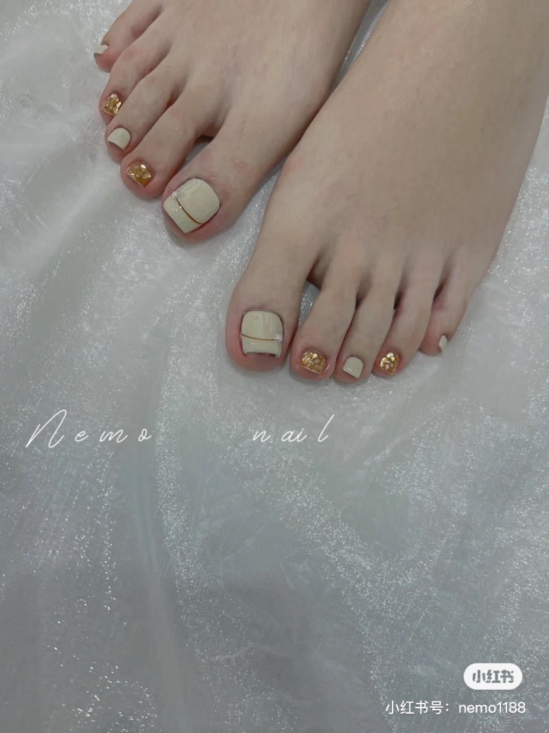 Mẫu móng chân đẹp cho da trắng màu tím