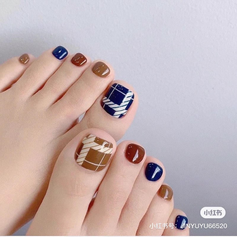 Mẫu móng chân đẹp cho da ngăm sơn trơn