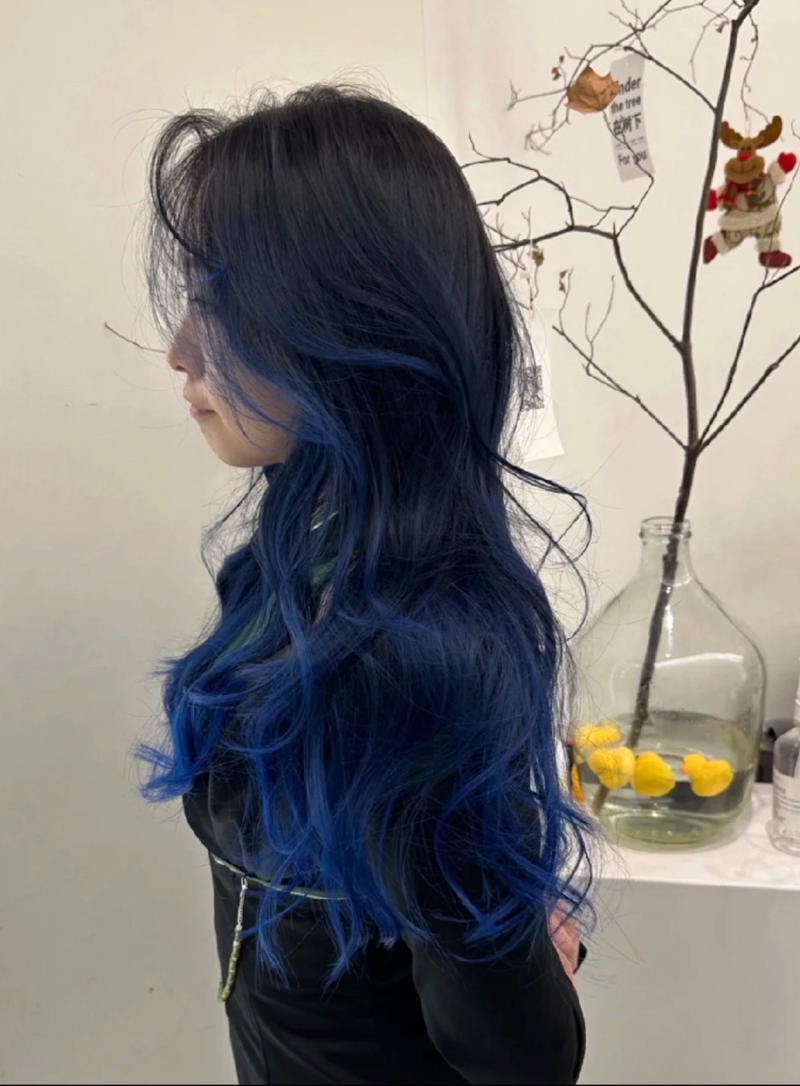 mau-xanh-den-phai-ra-mau-gi__3__eafbcae515364830a2615e2f84a9915e Tóc xanh đen nhuộm balayage